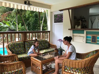 Espace détente au bord de la piscine