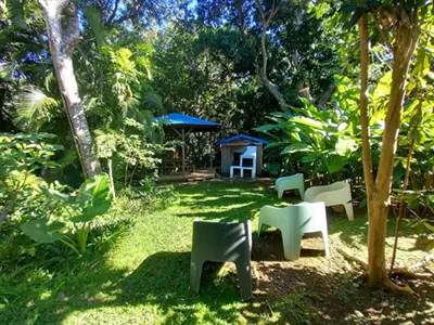 Le carbet avec le barbecue au bord de la rivière