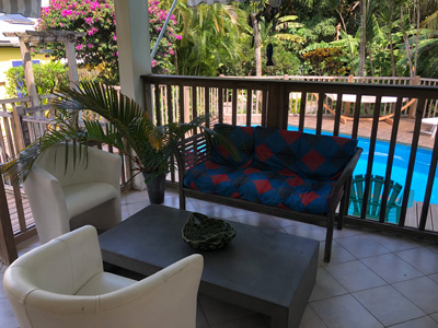 Espace détente au bord de la piscine du Ti Paradis